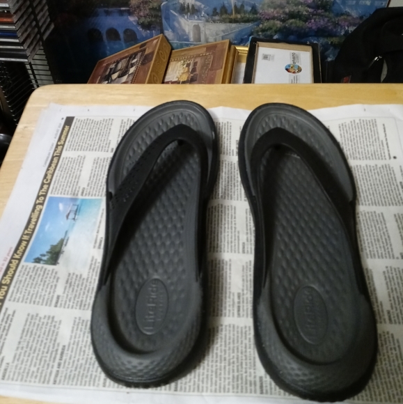 🩴🩴🚂 CROCS SLIPPERS GRAY & BLACK 🌉⛵A FABULOUS GIFT GIVING ITEM.🛍🪭 - Picture 3 of 12